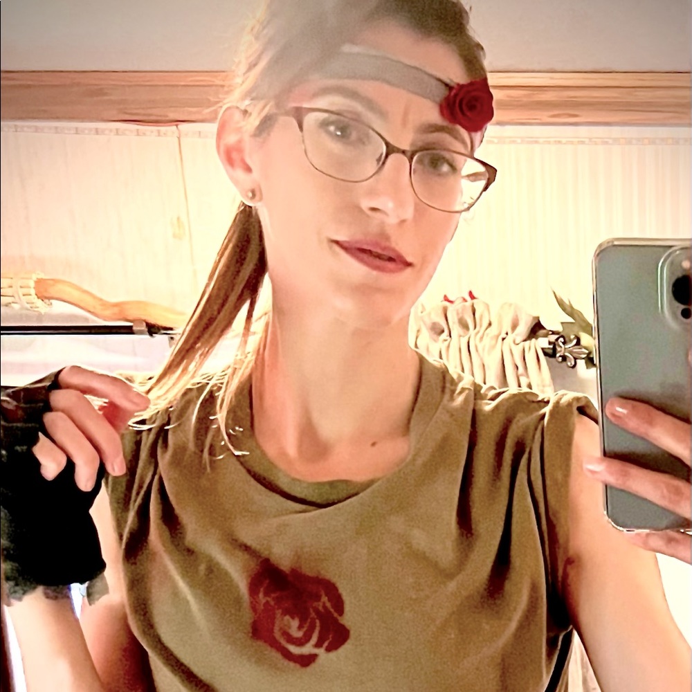 ROZY SHIRT! 🌹 Up-Cycled Bleached Army Green Red Rose Stencil Art Grunge T-Shirt